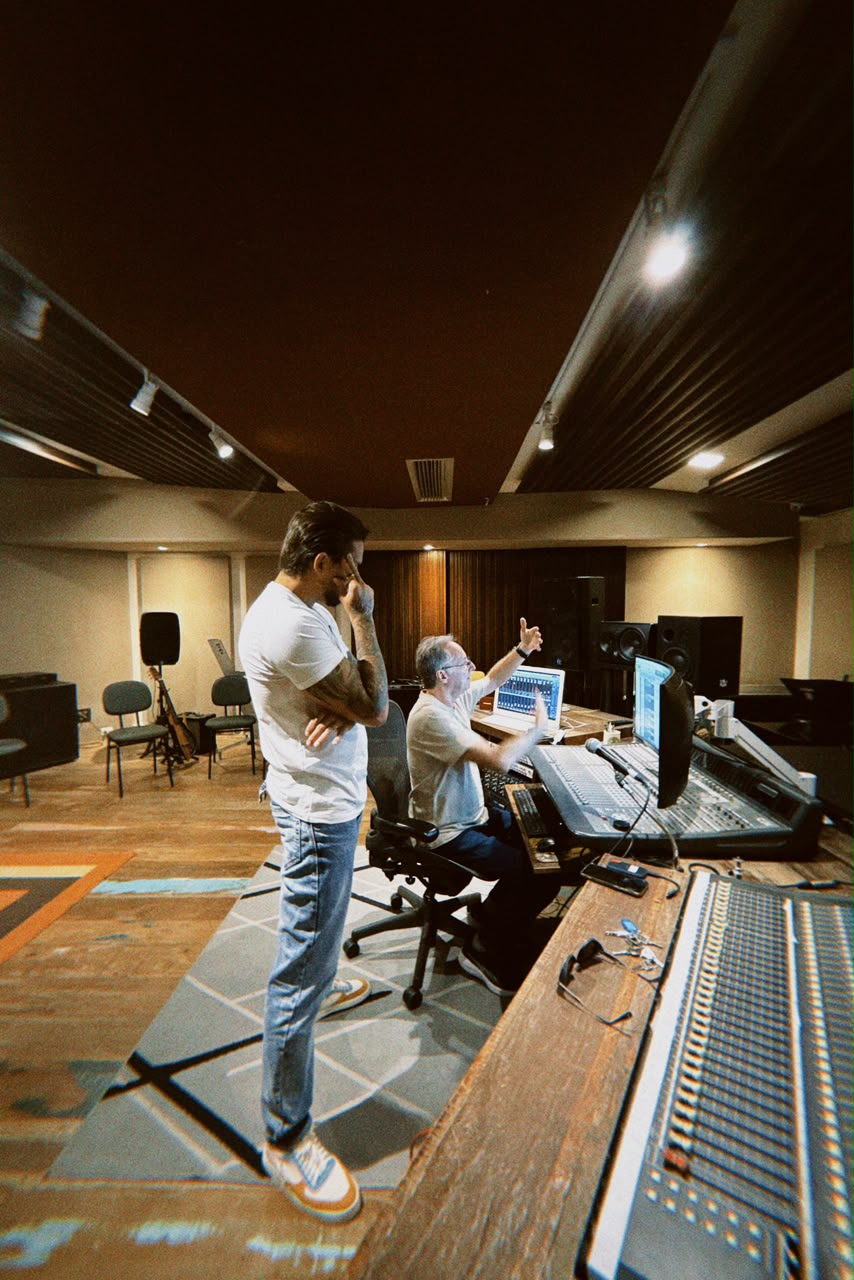 Produção musical na mesa de mixagem do CDC Estúdio